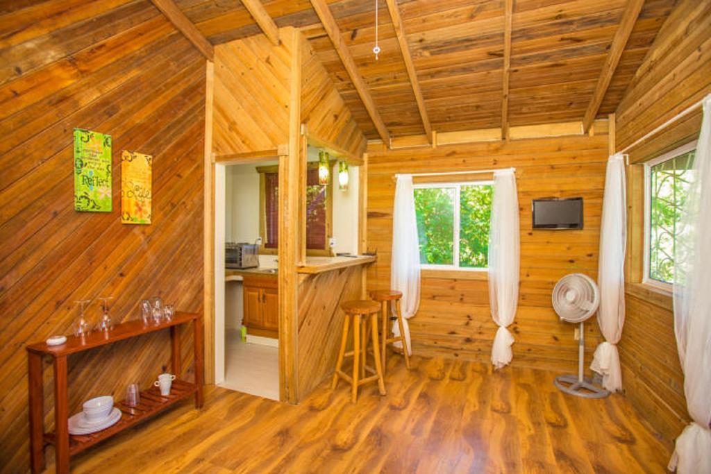 Jungle Reef Inn Roatan Sandy Bay Exterior photo